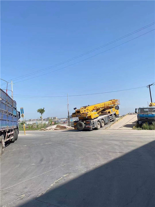 可克达拉市25吨吊车的租赁价格大概是多少？