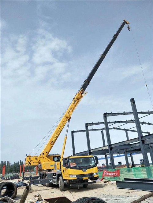 可克达拉市超高层建筑钢结构吊装案例